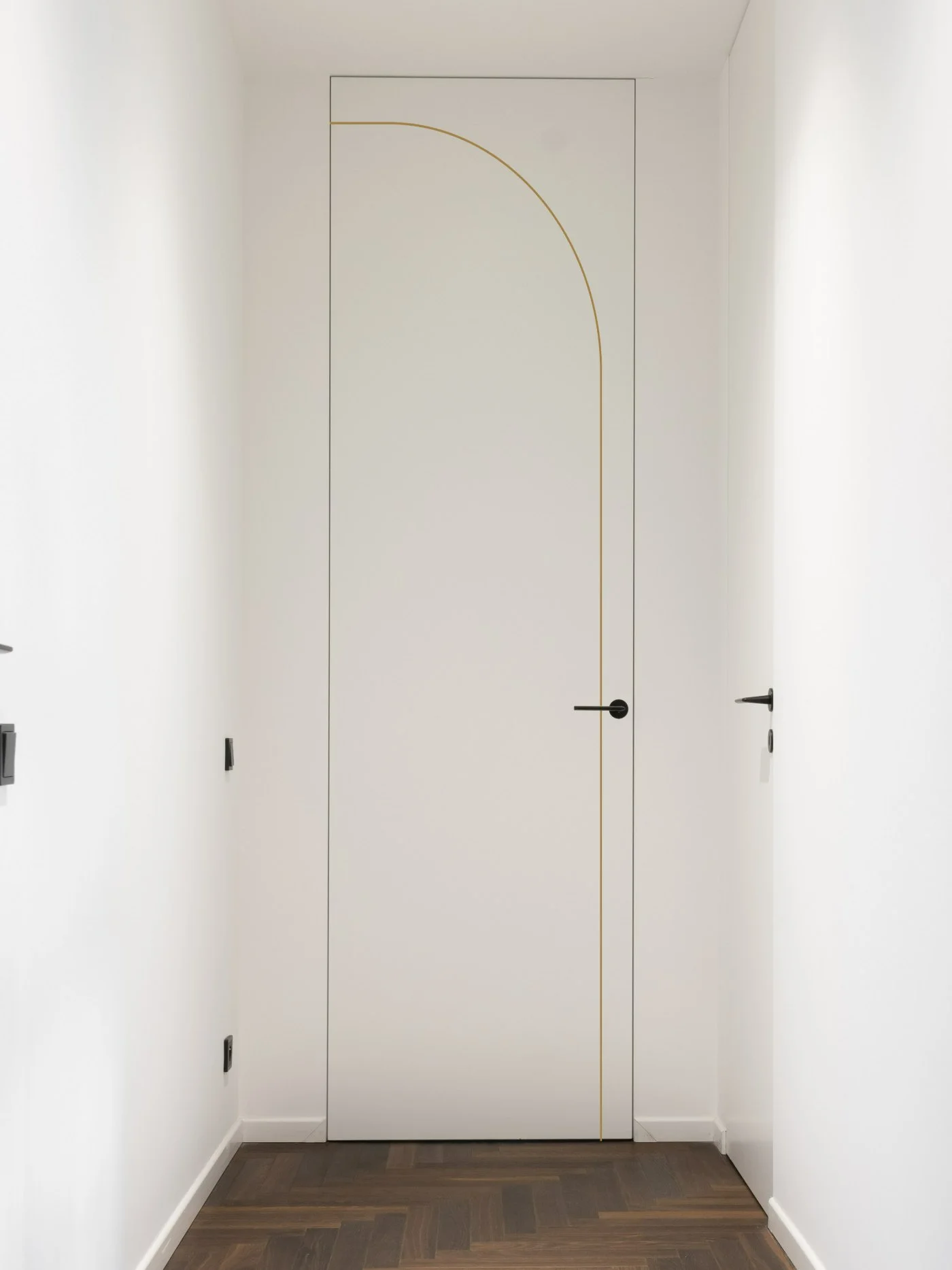 Door from the Geometria collection, pattern G1 — a single folded gilt line on a white leaf in a concealed frame