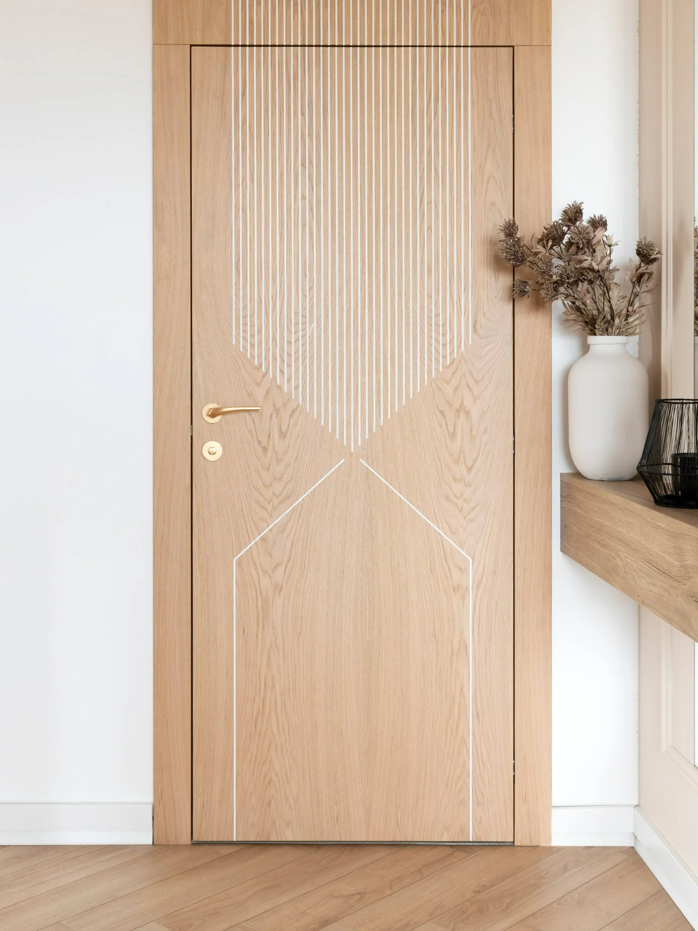 Door from the Geometria collection, pattern G2 — a rhythm of vertical lines converging in a rhombus, natural oak